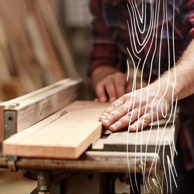 Stolarz Łomża precyzyjnie obrabia drewno na warsztacie.