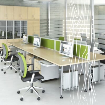 Nowoczesna przestrzeń biurowa wyposażona w meble biurowe Łomża z zielonymi akcentami.