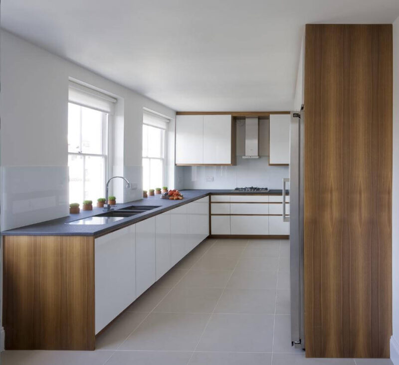 Meble kuchenne na wymiar w zabudowie pod sufit – projekt z Czarnej Białostockiej