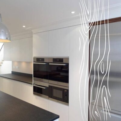 Nowoczesne kuchnie na wymiar Augustów z białymi szafkami i stalowym sprzętem.