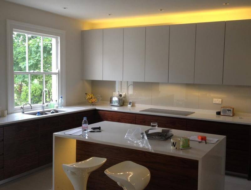 Doświadczony stolarz z Choroszczy przy pracy nad meblami na wymiar