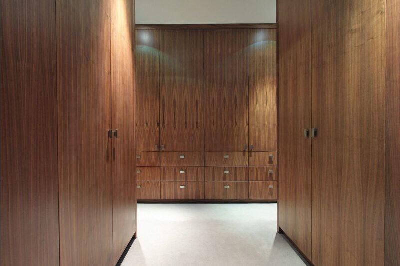 Szafa wnękowa z drzwiami przesuwnymi – realizacja Stolarza Sierżantowicza