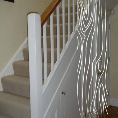 Schody z wbudowaną pod nimi garderobą walk-in na wymiar od stolarza.