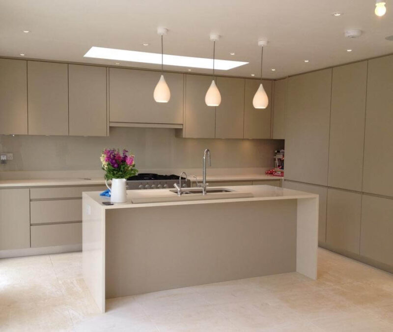 Kuchnie na wymiar Wasilków w klasycznym stylu z drewnianymi frontami