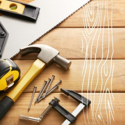 Narzędzia na stole, jakich używa stolarz Augustów.