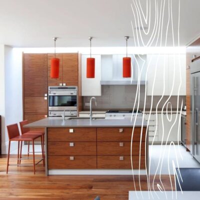 Nowoczesne kuchnie na wymiar Łapy z drewnianymi frontami i czerwonymi akcentami.