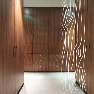 Elegancko zaprojektowane wnętrze z nowoczesnymi akcesoriami do szaf na wymiar.