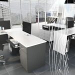 Nowoczesne biuro wyposażone w meble biurowe Łapy z widokiem przez żaluzje.