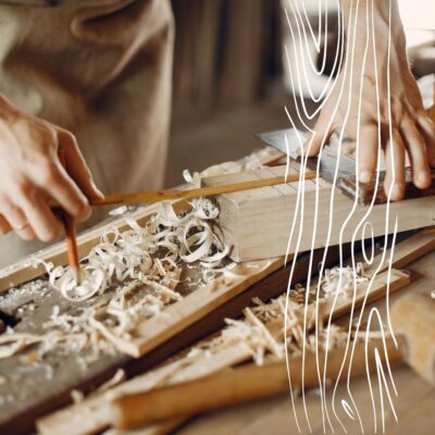 Stolarz Łapy precyzyjnie pracuje nad drewnem, tworząc wióry.