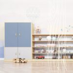 Szafka w kolorze niebieskim i szarym oraz regał w naturalnym odcieniu drewna pokazują, jakie są kolory mebli szkolnych i przedszkolnych.