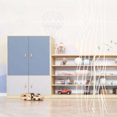 Szafka w kolorze niebieskim i szarym oraz regał w naturalnym odcieniu drewna pokazują, jakie są kolory mebli szkolnych i przedszkolnych.