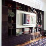 Stylowa ściana telewizyjna w nowoczesnym salonie, pokazująca meble na wymiar Zambrów.