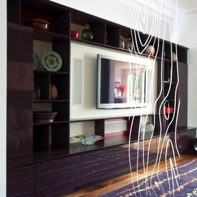 Stylowa ściana telewizyjna w nowoczesnym salonie, pokazująca meble na wymiar Zambrów.