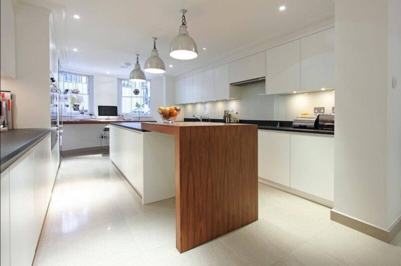 Stolarz Siemiatycze podczas montażu kuchni na wymiar u klienta