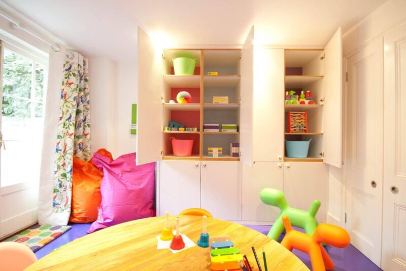 Meble na wymiar Siemiatycze – zabudowa korytarza z szafą i szafką na buty w pokoju młodzieżowym