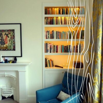 Stylowe meble biurowe na wymiar Łomża w eleganckim wnętrzu, z półką na książki i wygodnym fotelem.