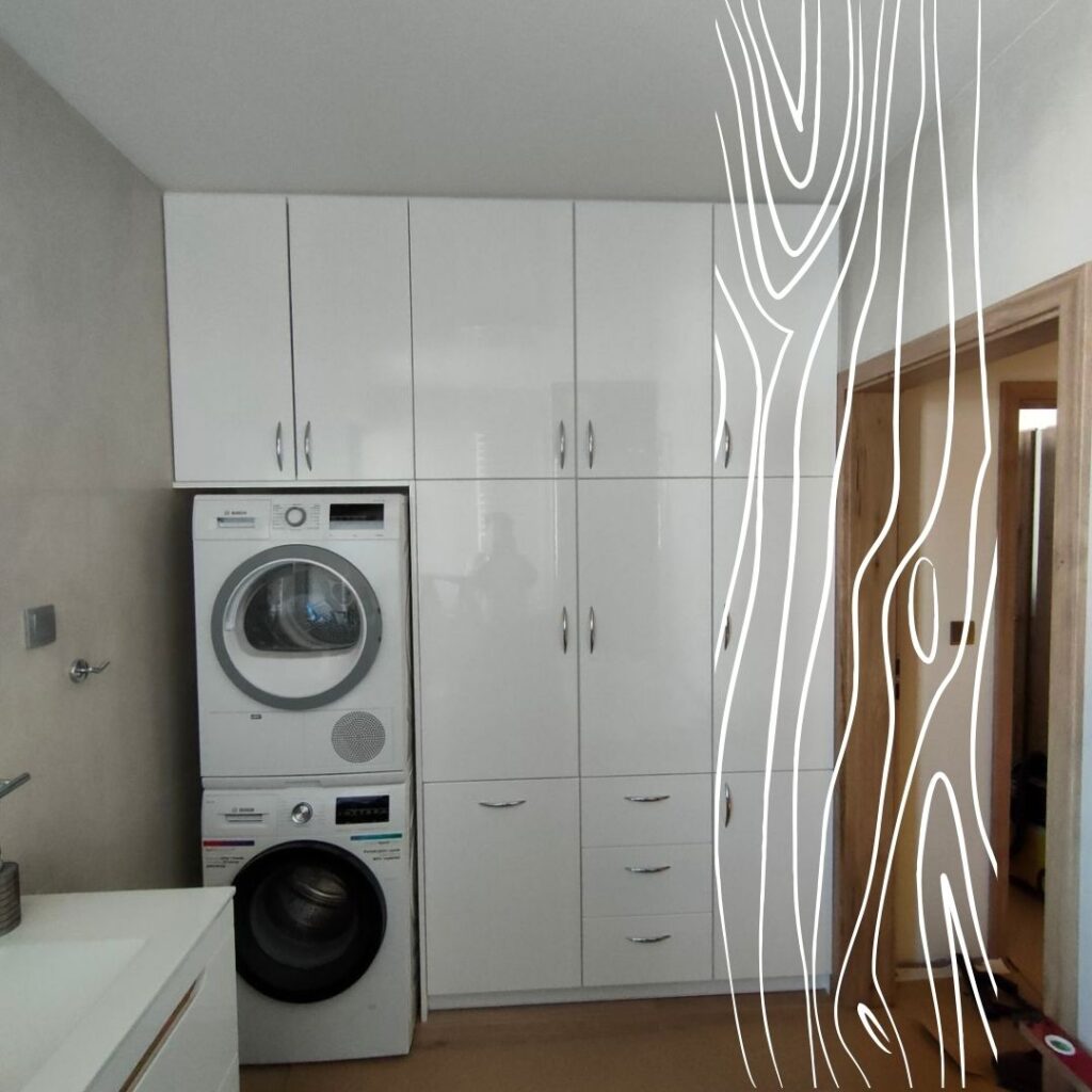 Dopasowana szafa wnękowa od stolarza Sierżantowicza z pralką i suszarką.