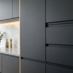 Fronty Super-Mat Anti-Fingerprint do kuchni na wymiar: niski połysk, mniej odcisków na ciemnych dekorach; HPL/CPL/melamina lub lakier.