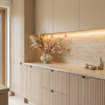 Fronty mebli na wymiar w dekorze drewna: dobór laminatu lub MDF do kuchni, forniru do stref reprezentacyjnych oraz światło 2700–3000K.