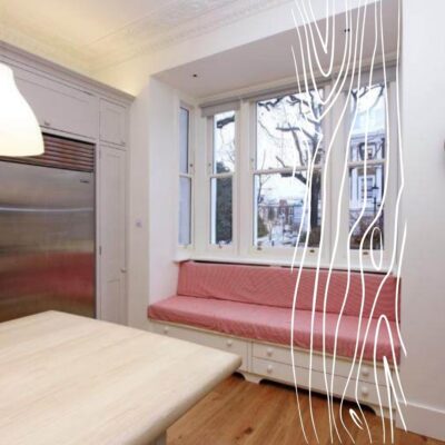 Jasna kuchnia z półką na oknie, przedstawiająca meble na wymiar Łapy.